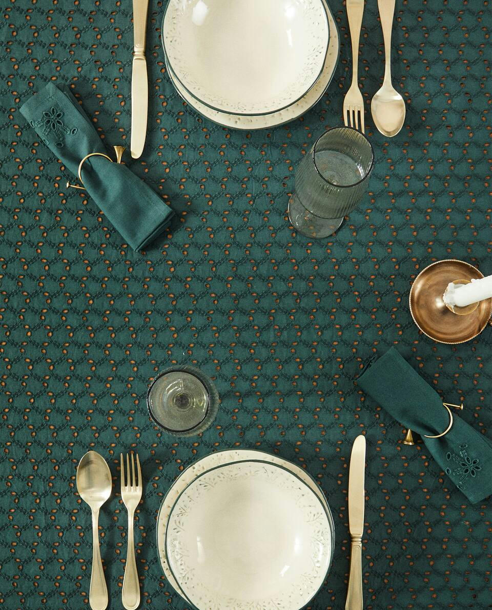 MANTEL NAVIDEÑO DE ALGODÓN BORDADO 