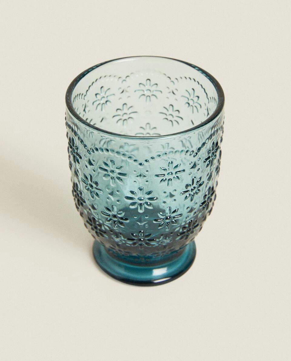 VASO DE VIDRIO CON DISEÑO FLORAL EN RELIEVE 