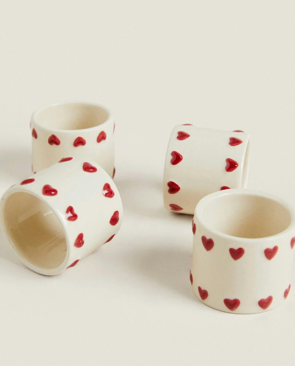 CONFEZIONE DI PORTATOVAGLIOLI NATALIZI A FORMA DI CUORI IN CERAMICA (CONFEZIONE DA 4) 