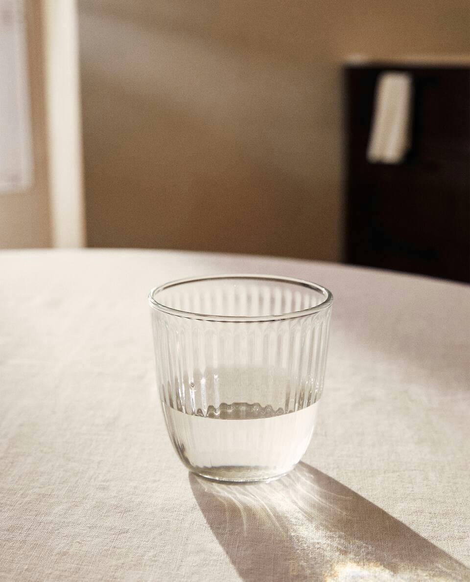 VASO DE VIDRIO CON DISEÑO DE LÍNEAS 