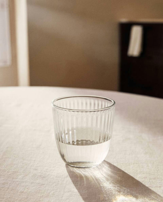 BICCHIERE IN VETRO CON DESIGN A LINEE 