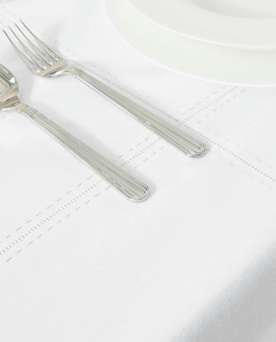 MANTEL DE RAMIO CON BORDADO NAVIDEÑO 