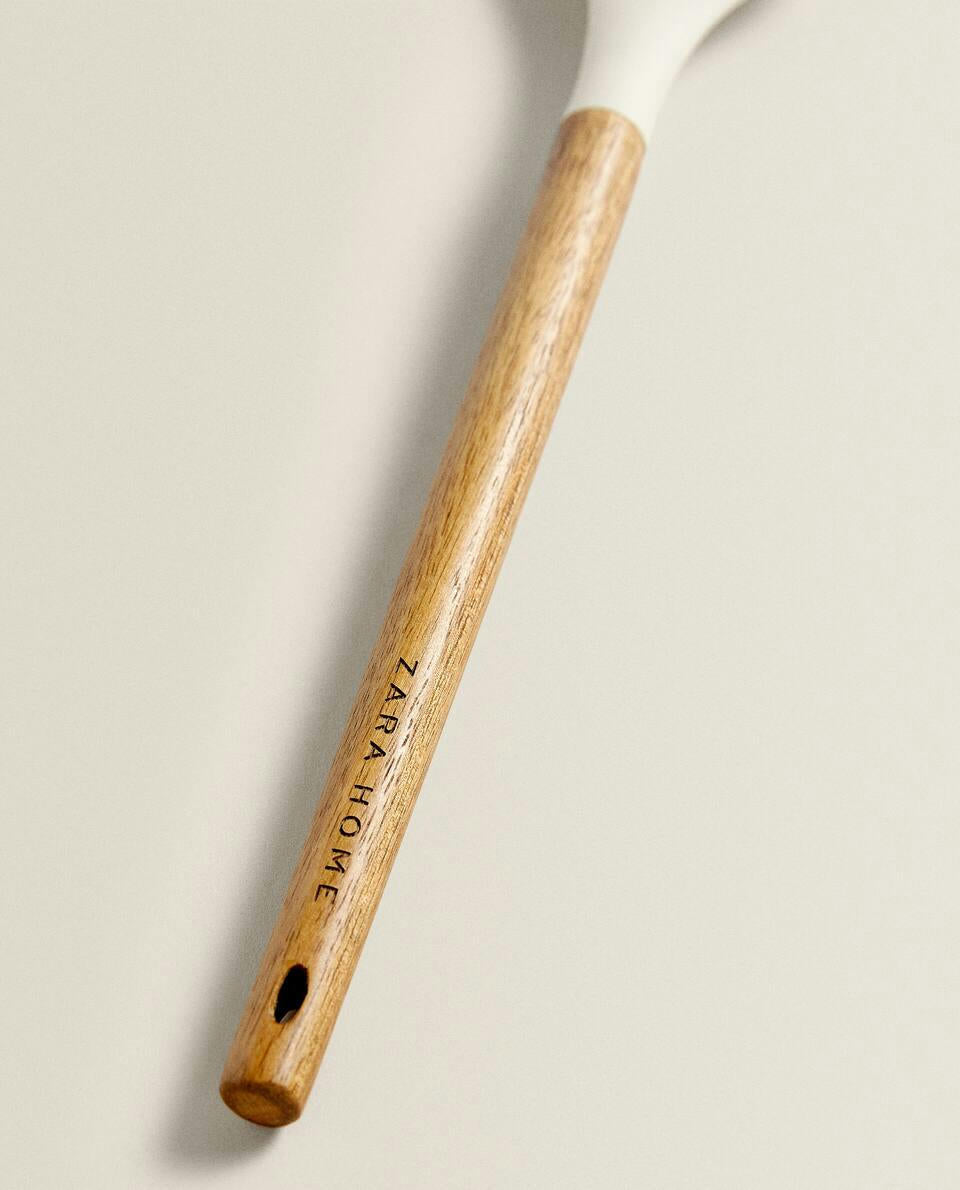 CUCHARA DE SILICONA Y MADERA 