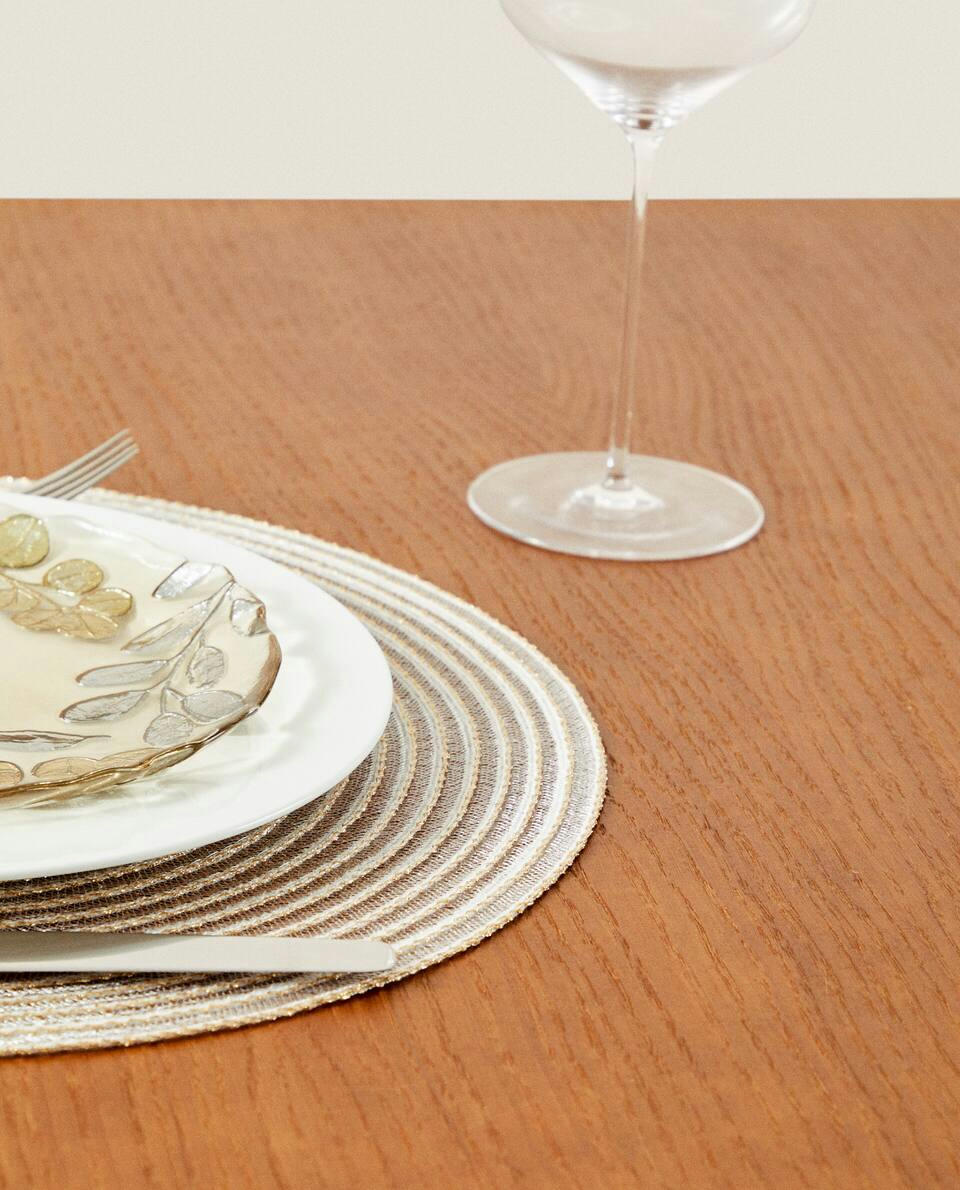 PAQUETE DE MANTELES INDIVIDUALES NAVIDEÑOS CON BRILLO EN ESPIRAL (PAQUETE DE 2) 