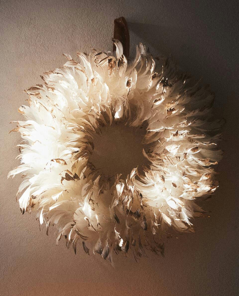 DECORACIÓN DE CORONA DE PLUMAS NAVIDEÑAS 