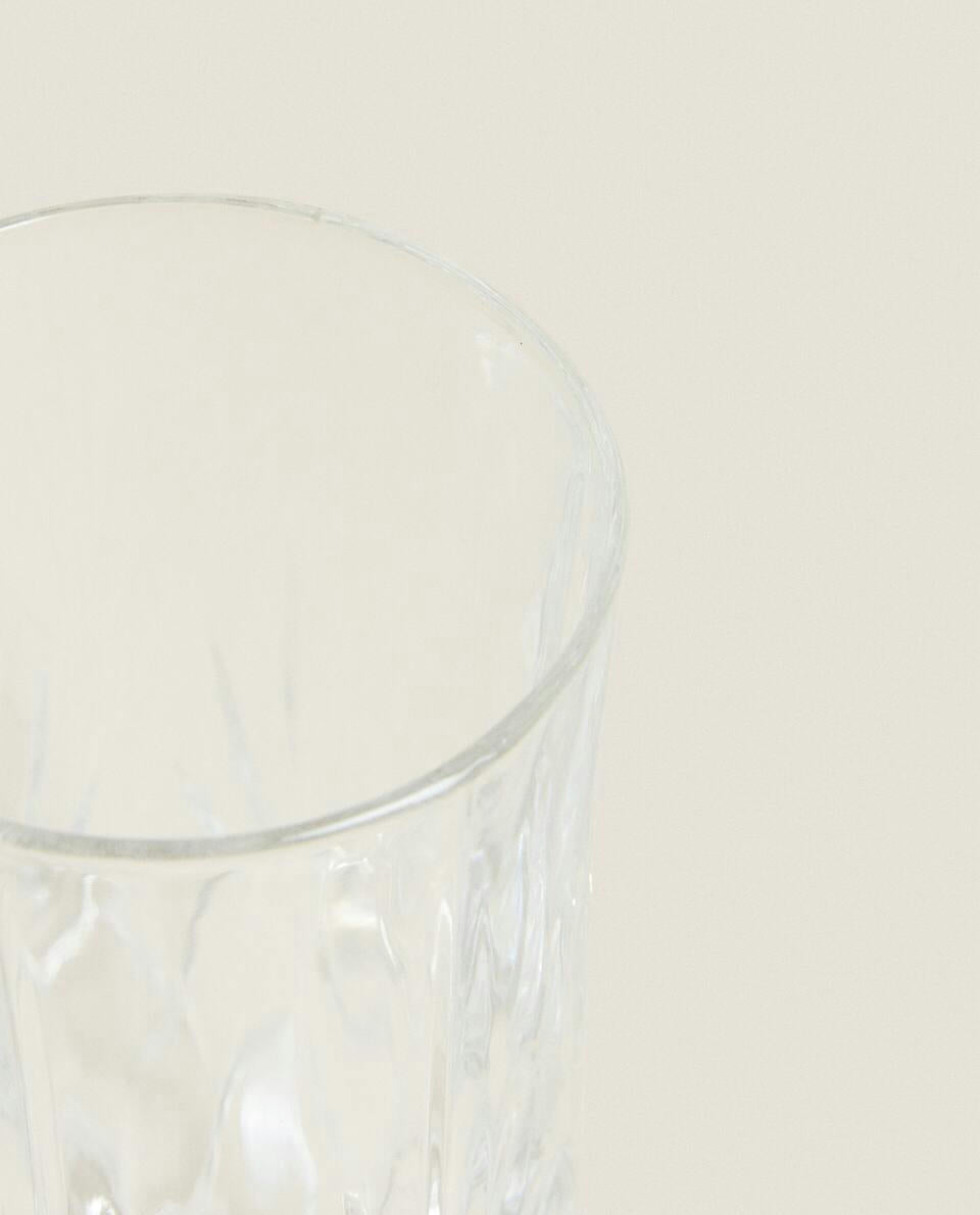 VASO ALTO CON DISEÑO EN RELIEVE 