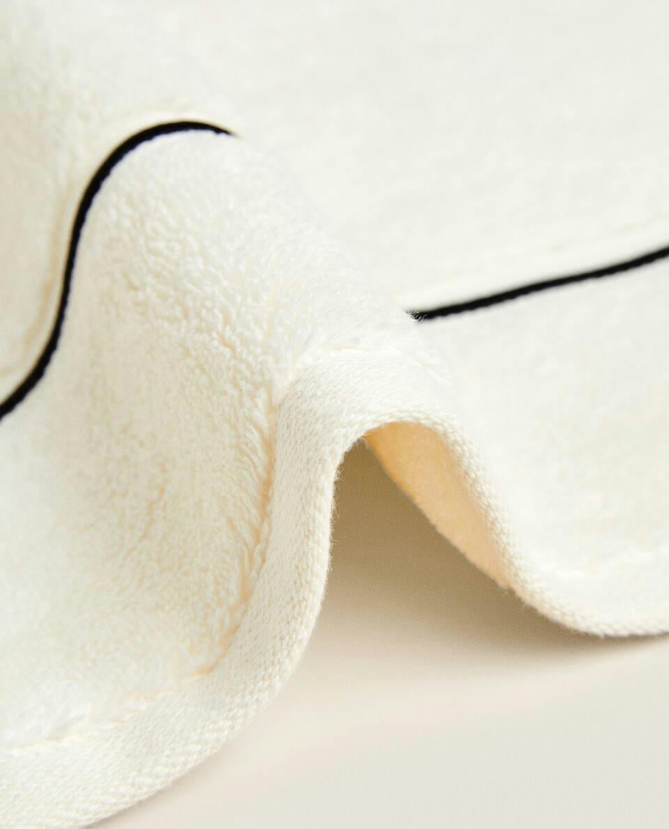 ASCIUGAMANO CON BORDO SMERLATO RICAMATO 