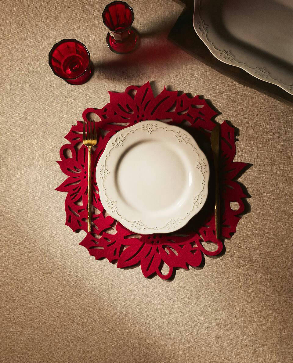 TOVAGLIETTA NATALIZIA IN FELTRO CON FIORI 