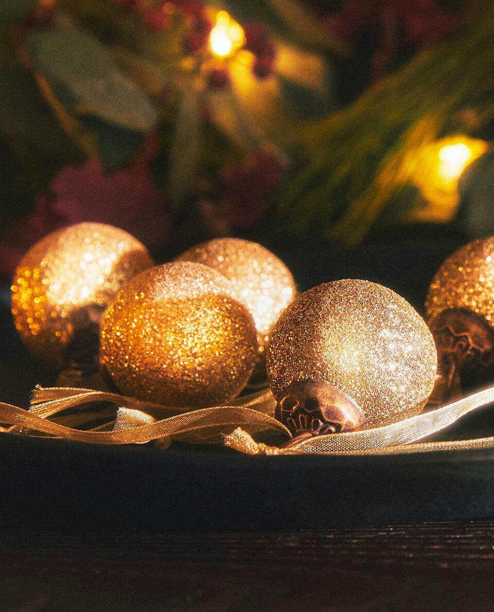 PAQUETE DE ADORNOS NAVIDEÑOS CON BRILLO (PAQUETE DE 6) 