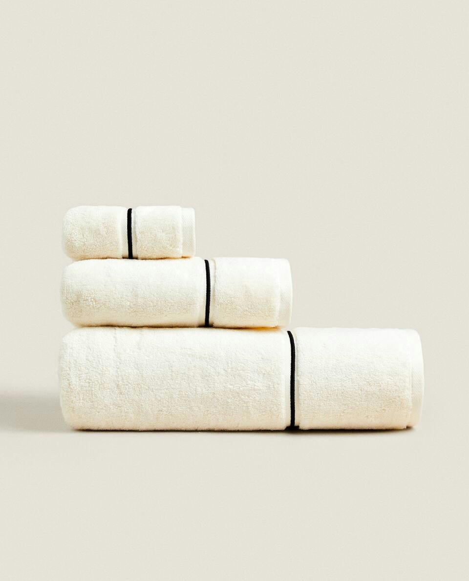 ASCIUGAMANO CON BORDO SMERLATO RICAMATO 