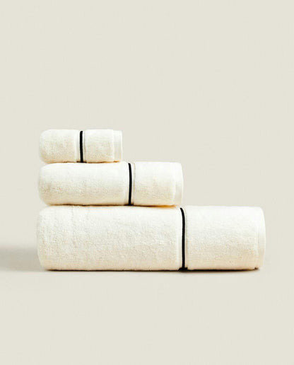 ASCIUGAMANO CON BORDO SMERLATO RICAMATO 