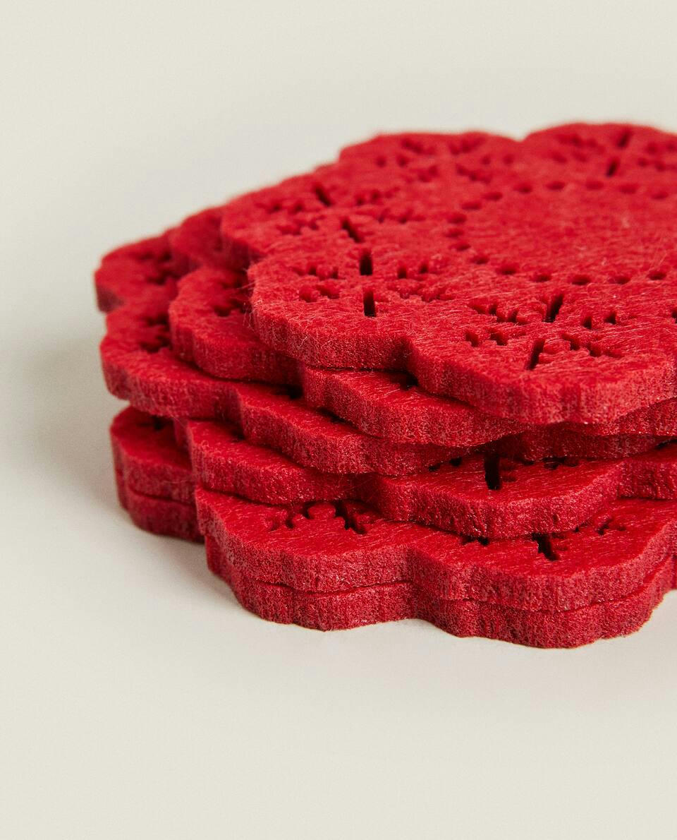 CONFEZIONE DI SOTTOBICCHIERI NATALIZI IN FELTRO A FORMA DI FIOCCO DI NEVE (CONFEZIONE DA 6) 