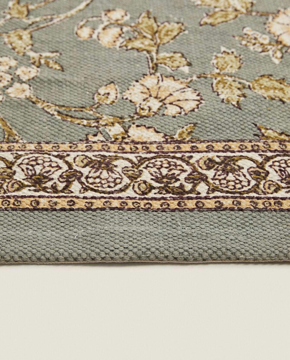 TAPPETO A BLOCCHI CON STAMPA FLOREALE 