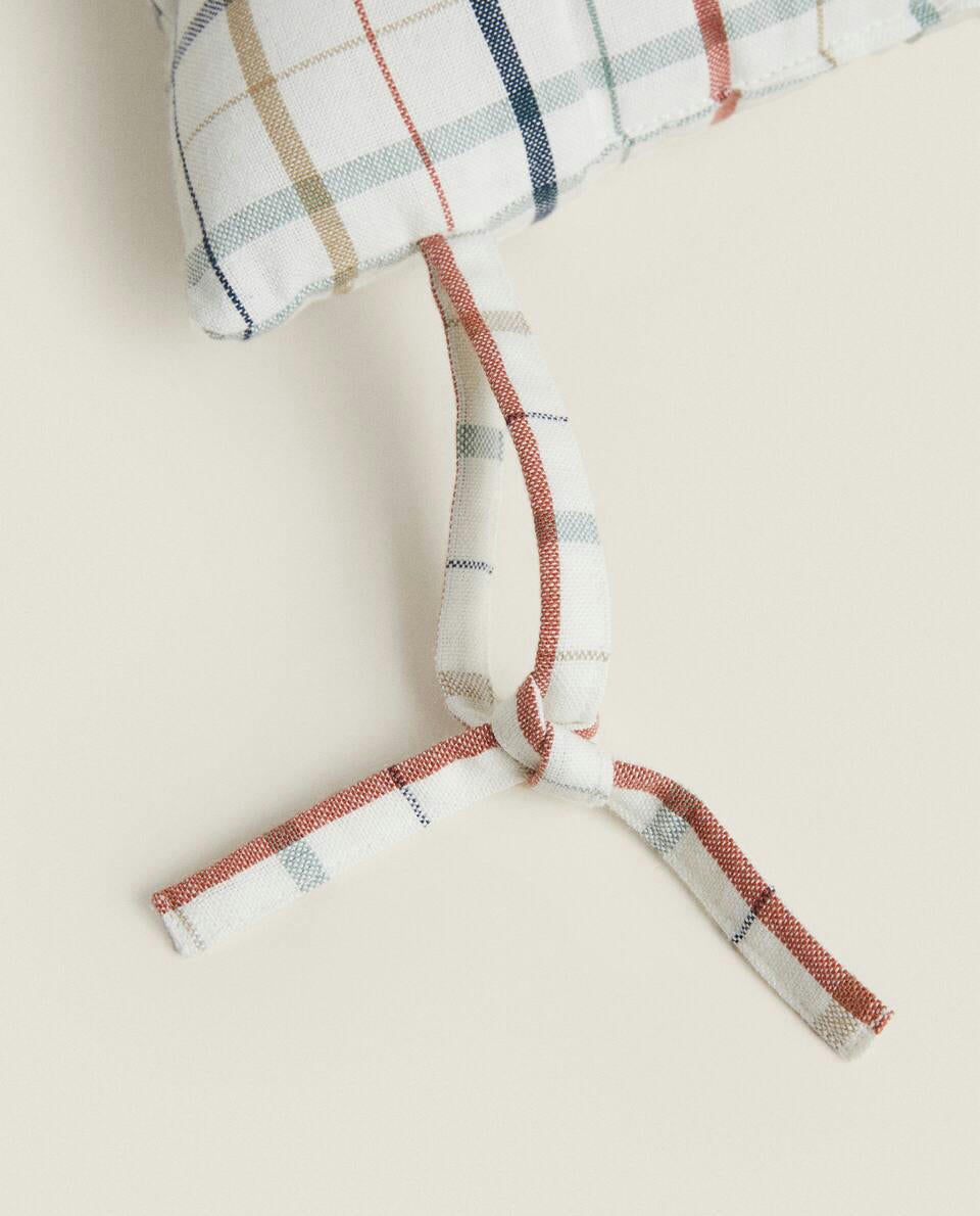 CUSCINO A QUADRI IN FILO TINTO 