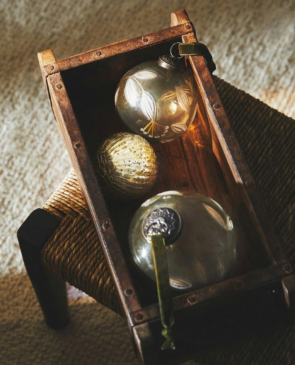 PALLA DI NATALE IN VETRO CON DECORAZIONE DI FOGLIE 