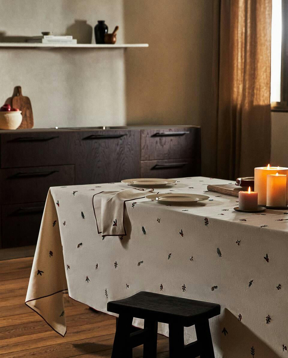 MANTEL DE ALGODÓN CON BORDADO DE RAMAS NAVIDEÑAS 