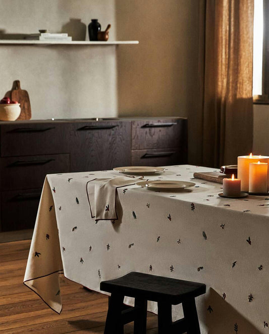 MANTEL DE ALGODÓN CON BORDADO DE RAMAS NAVIDEÑAS 