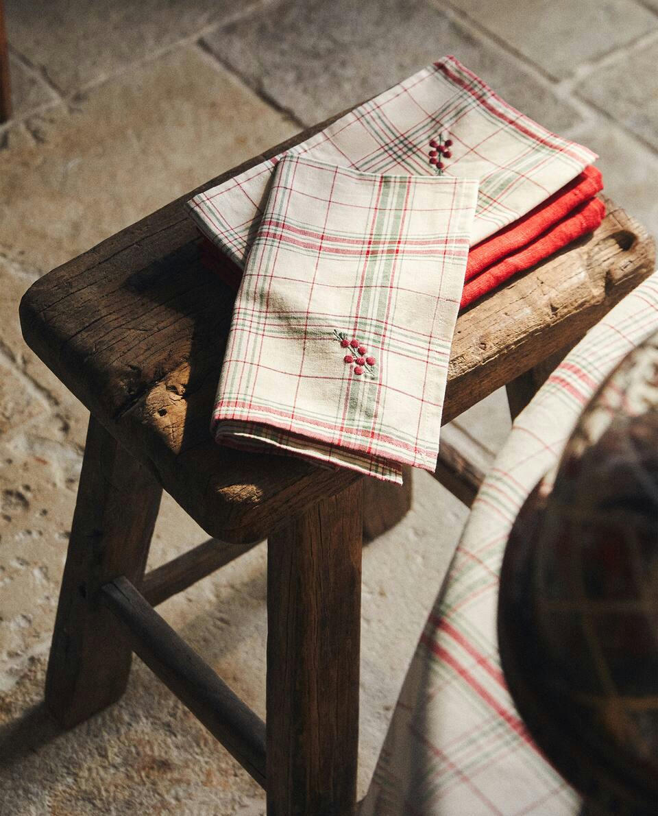 PAQUETE DE SERVILLETAS DE CUADROS CON RAYAS NAVIDEÑAS (PAQUETE DE 2) 