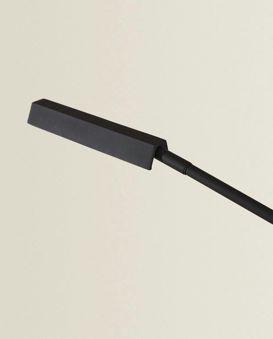 LÁMPARA DE TALLO LED DE METAL 