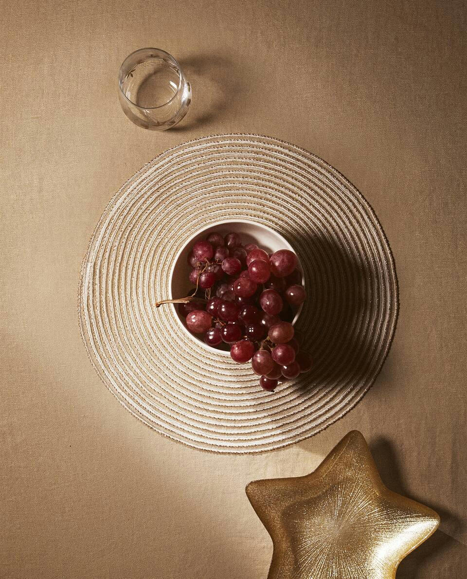 PAQUETE DE MANTELES INDIVIDUALES NAVIDEÑOS CON BRILLO EN ESPIRAL (PAQUETE DE 2) 