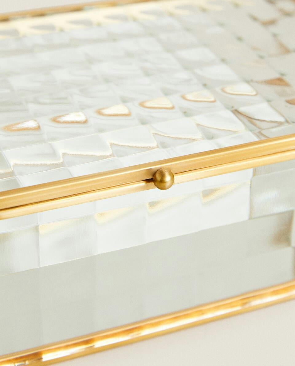 CAJA CON BORDE DORADO 