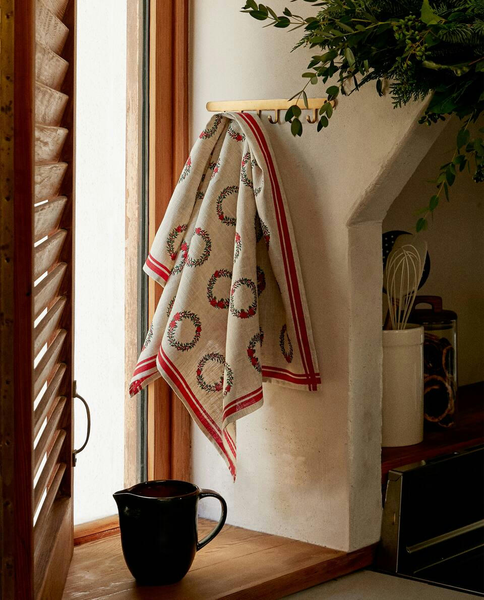 CHRISTMAS WREATH LINEN TEA TOWEL