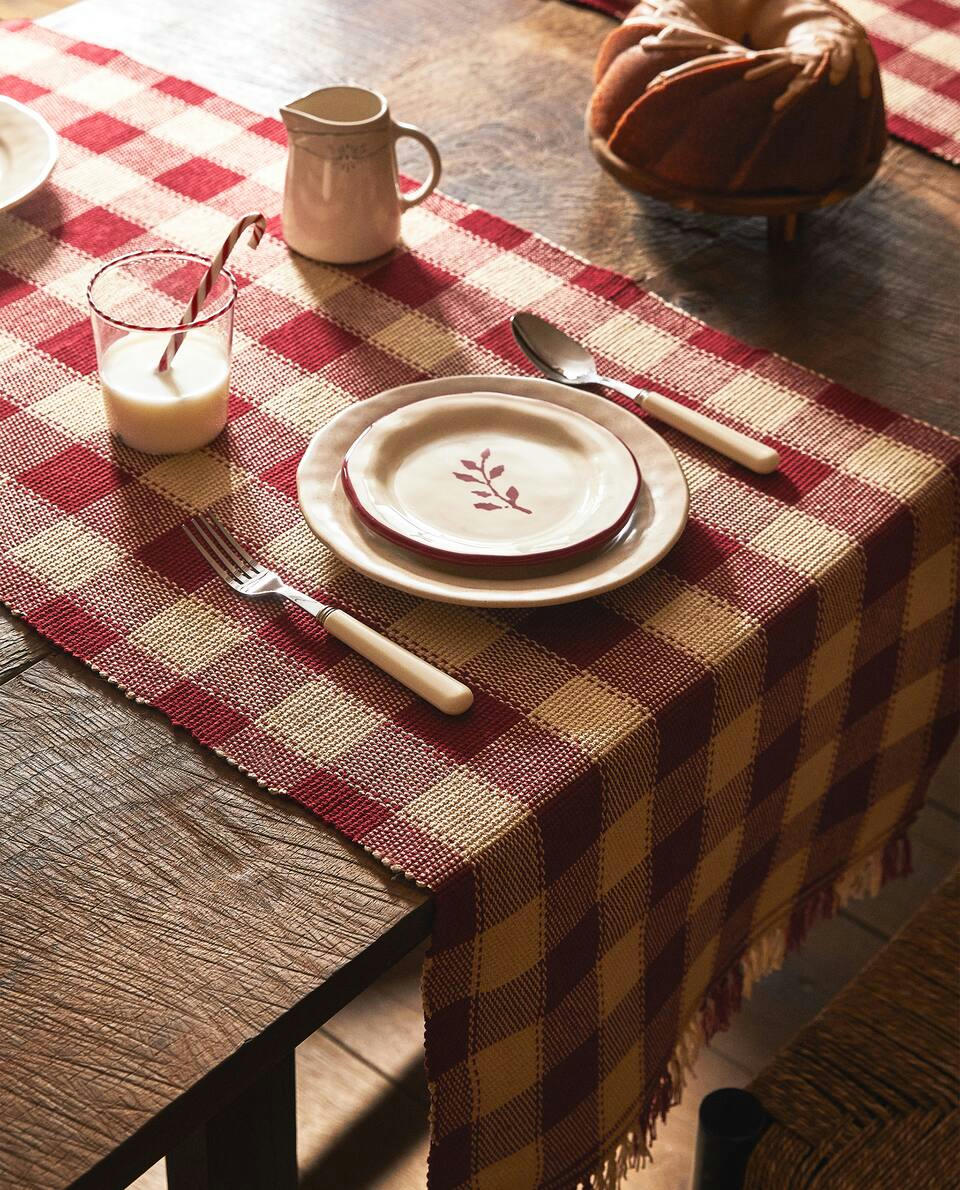 CAMINO DE MESA CON CUADROS DE NAVIDAD 