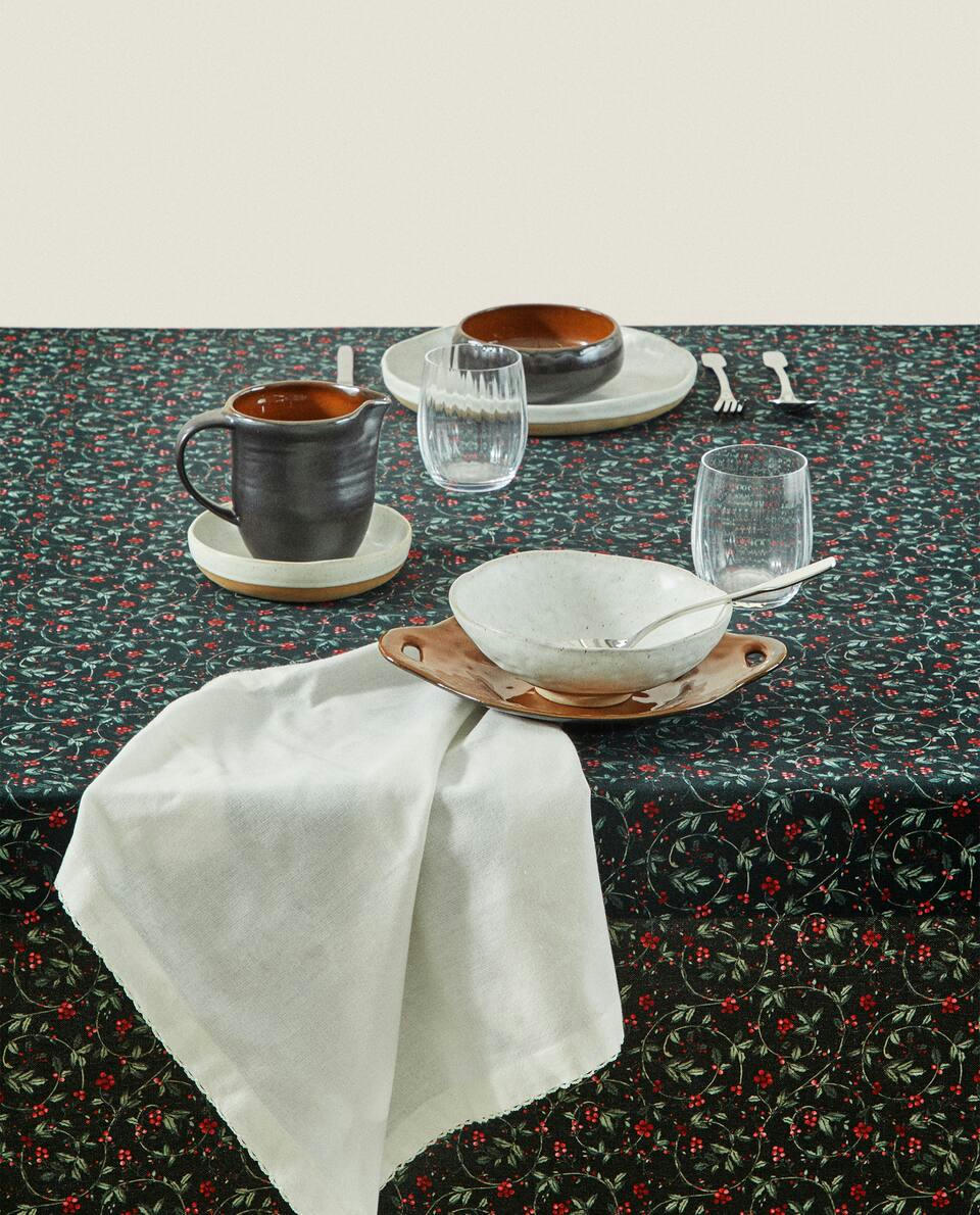 COTTON CHRISTMAS VINE TABLECLOTH