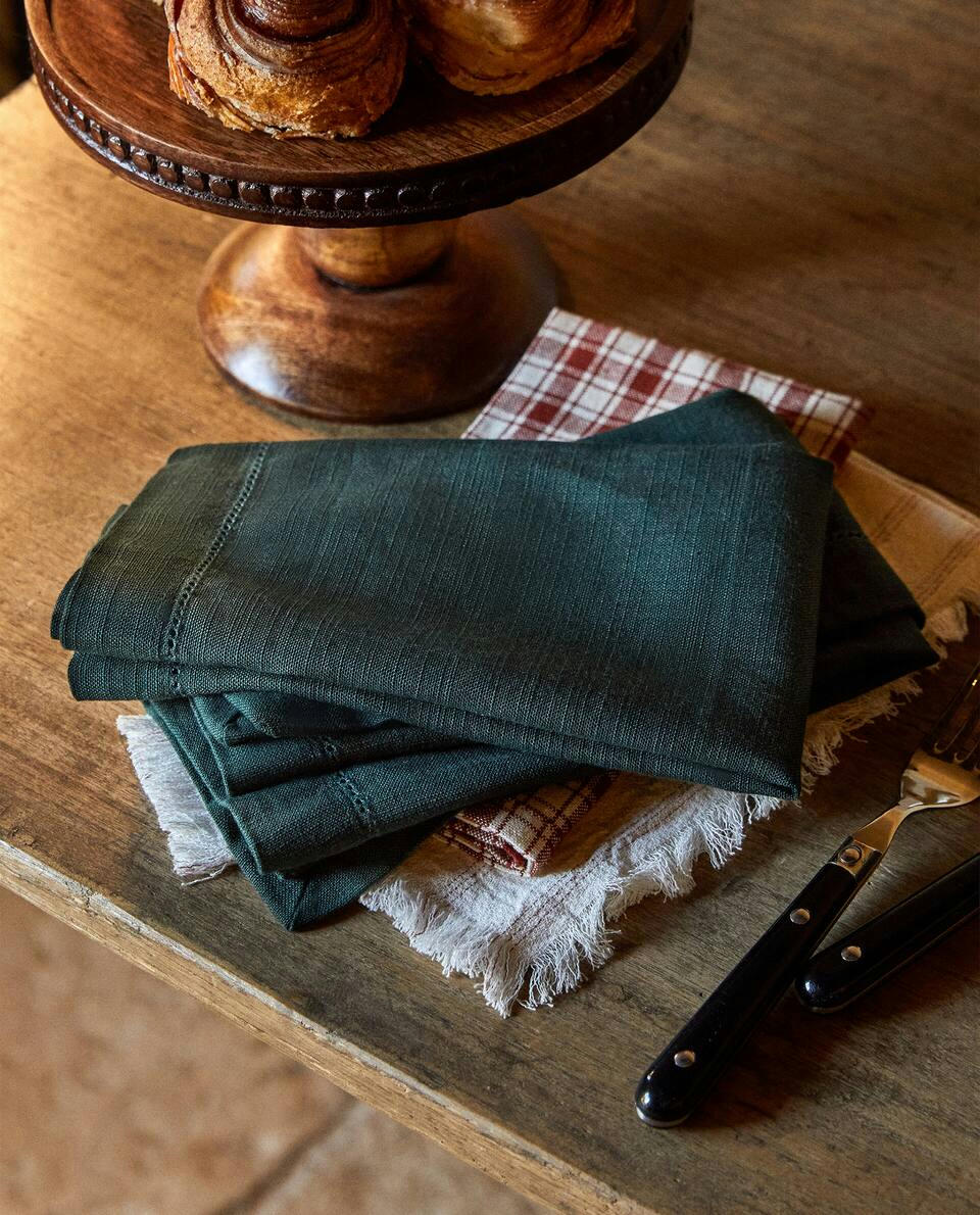 CONFEZIONE DI TOVAGLIOLI NATALIZI CON ORLO A GIORNO (CONFEZIONE DA 2) 