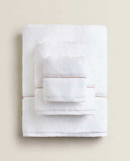 ASCIUGAMANO CON BORDO SMERLATO RICAMATO 