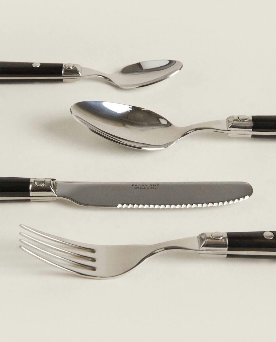 BLACK CUTLERY SET (4 PIECES)